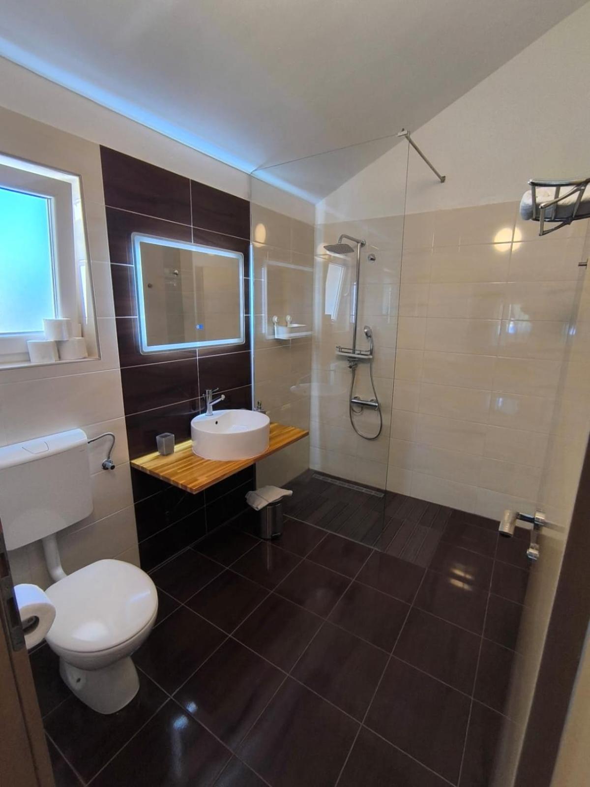 Apartments Pongrac Cres Luaran gambar
