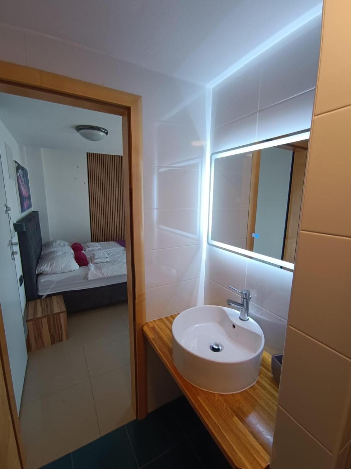 Apartments Pongrac Cres Luaran gambar